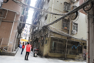 市民实地考察 宝安多个城中村环境有改观 