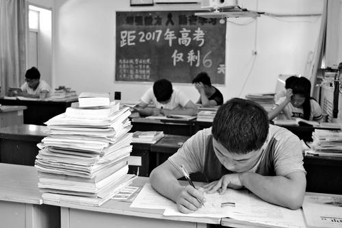 中国首次为艾滋病感染者设独立高考考场