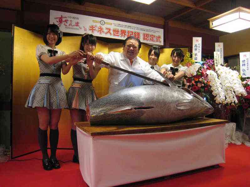 这条金枪鱼卖950万天价 创世界纪录