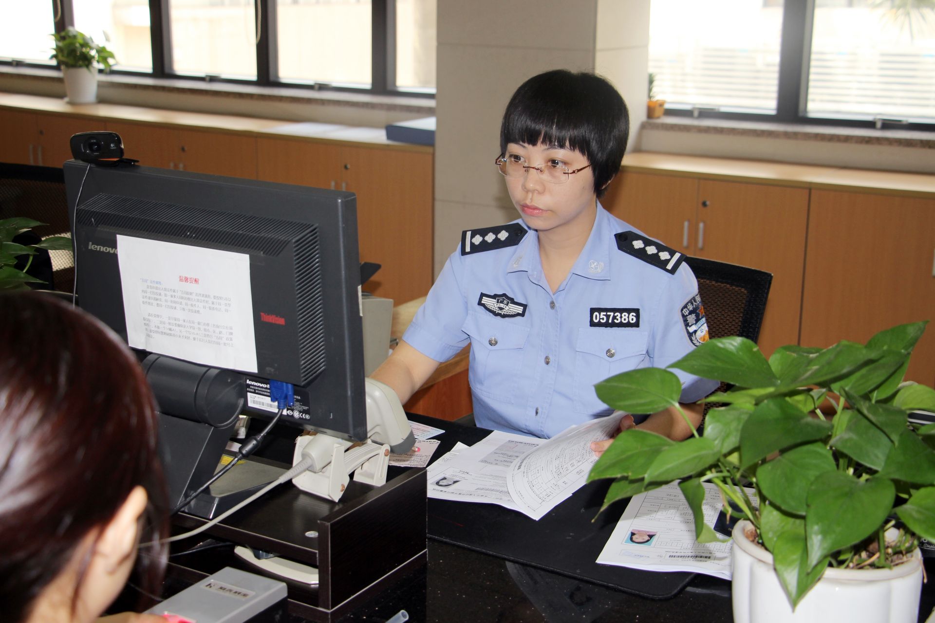 钟燕平：三尺窗口中的耐心与细心