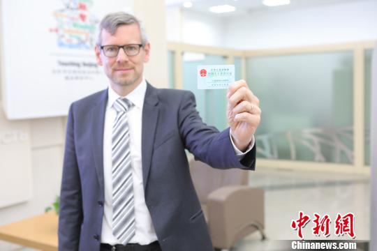 北京发放首张外国人来华工作许可证  