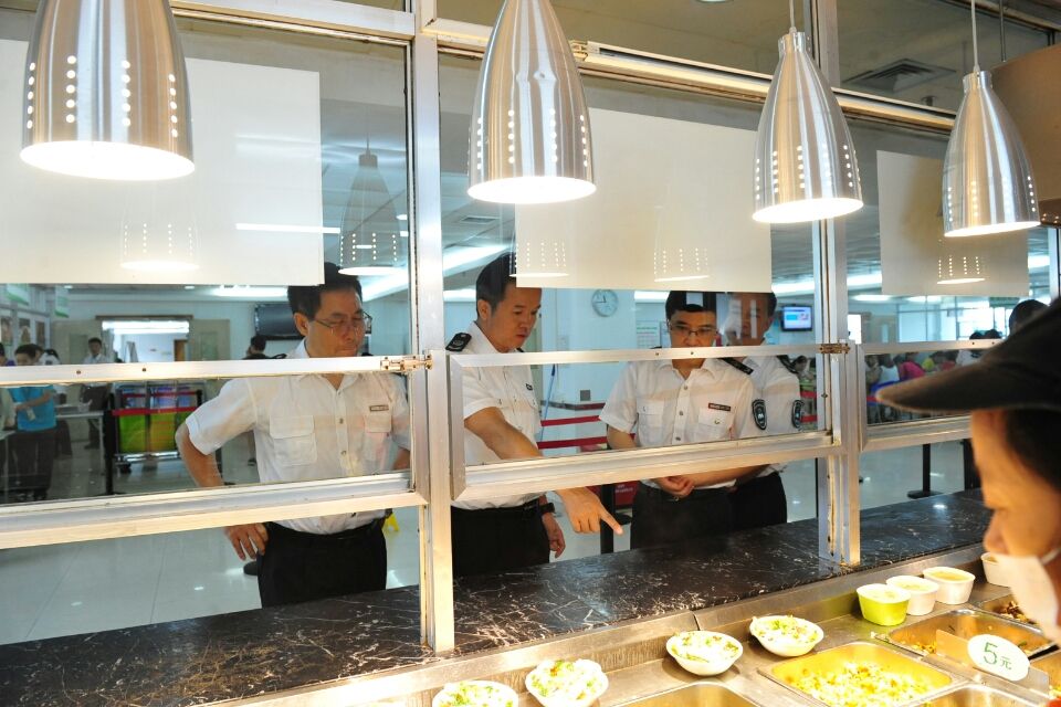“星期三‘查’餐厅”走进南山大型配餐单位