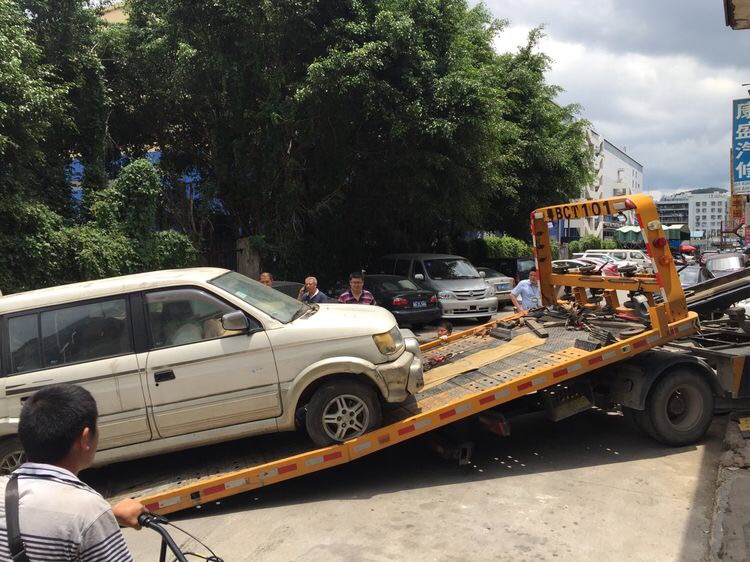 罗湖启动每日文明巡查机制 “僵尸车”被“请”走
