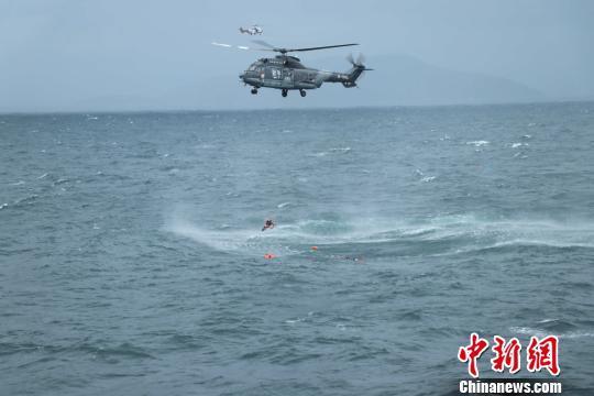 货船惠州海域沉没 台风中粤港救出12名落水者 