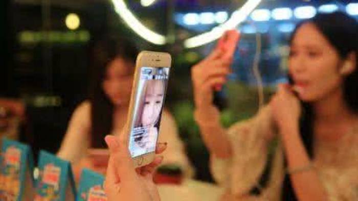 老虎直播平台千余名女主播涉黄被查处，获利超700万  
