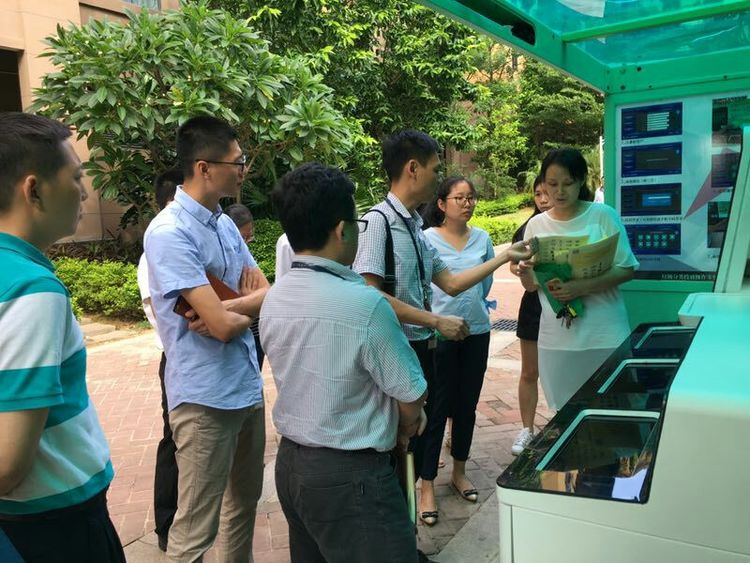 分类中心“行走深圳”小组视察龙田垃圾减量分类工作