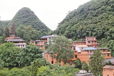 地处大石围天坑群的火卖清凉小镇笑迎广东游客