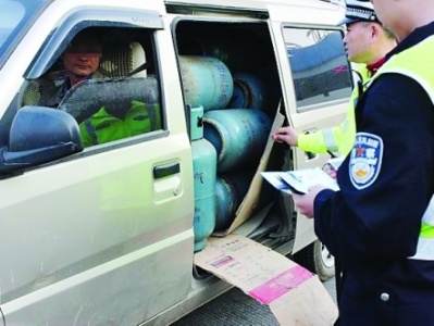 龙华一男子用面包车运输煤气被拘5日