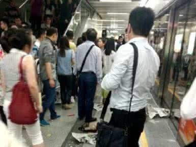 深圳地铁7号线皇岗村站乘客奔跑引慌乱 15名乘客受伤