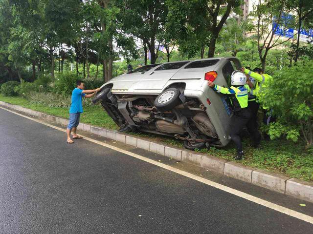雨停了但路还很滑 不小心驾驶就会像他一样……