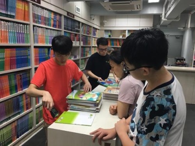 香港初一新生开学：教科书涨价4%，家长料开支近万 