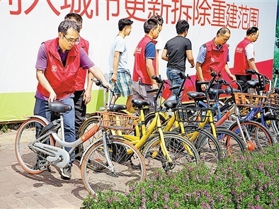 宝安城管组建志愿者队伍 烈日下将共享单车摆放整齐