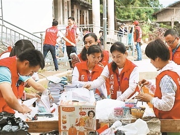 罗湖志愿者赴广西 捐赠课桌232套