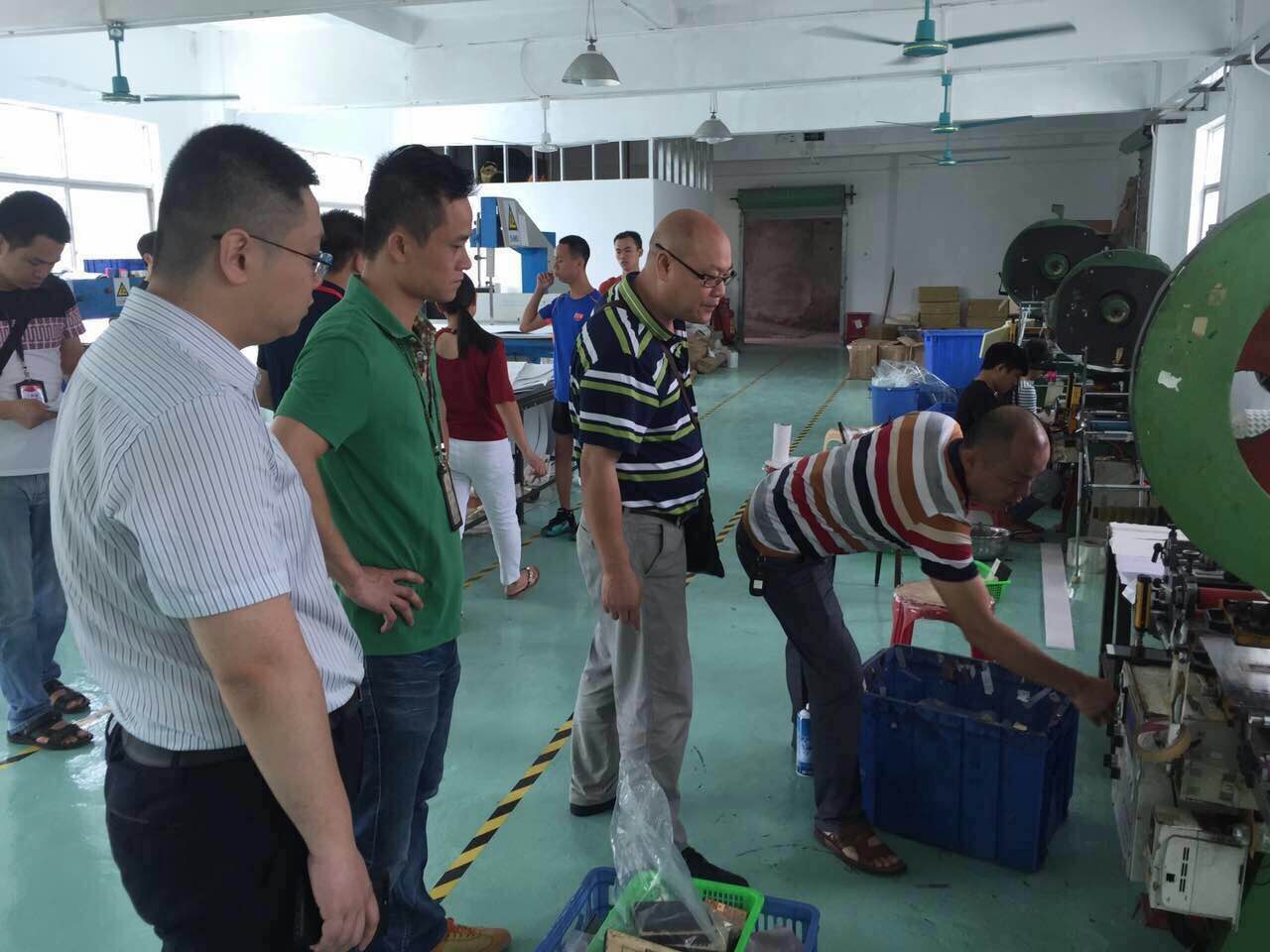查无照纠违规 马峦街道联合执法检查“厂中厂”