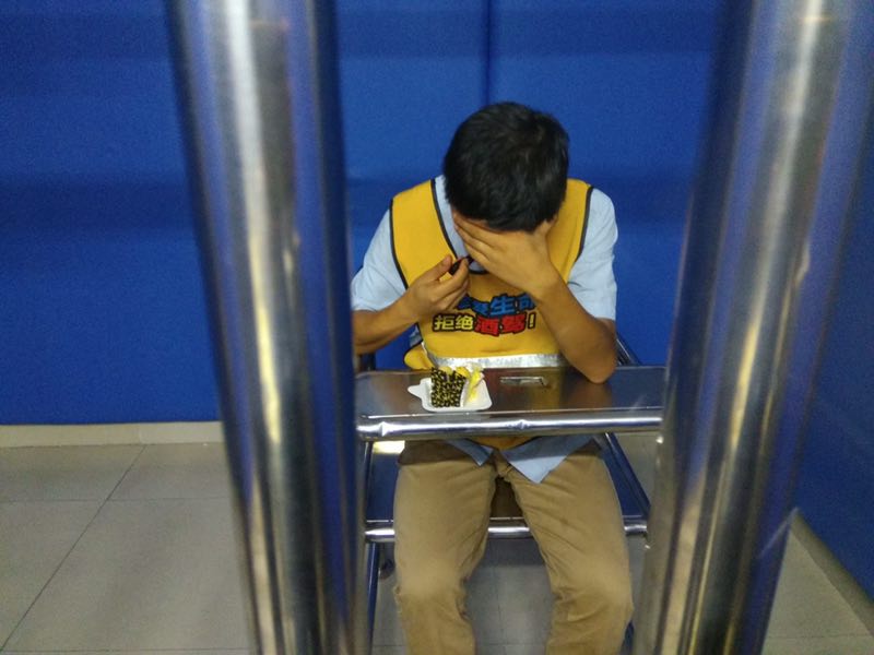 男子醉驾二进宫 铁窗内交警却自费给他过生日