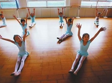 5岁女童苦练下腰练“瘫”双腿 8岁以下学跳舞别练太狠