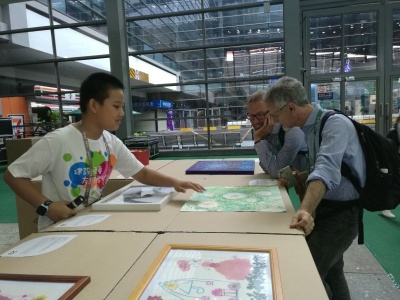 深圳儿童在国际植物学大会这个展馆里探索“奥妙”