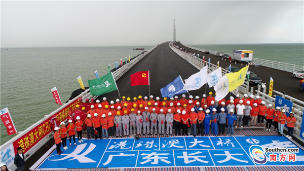 港珠澳大桥桥面铺装完成 面积相当于98个足球场！