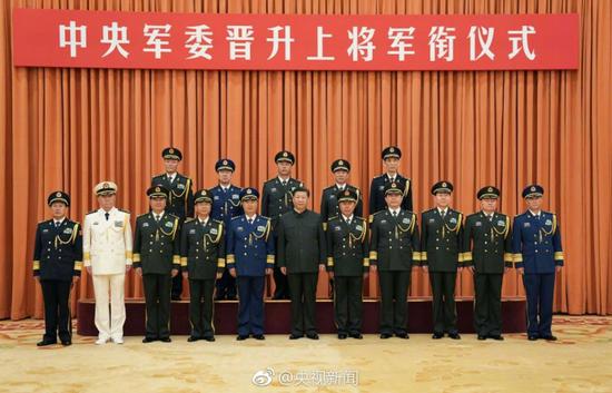 习近平向晋升上将军衔的军官颁发命令状