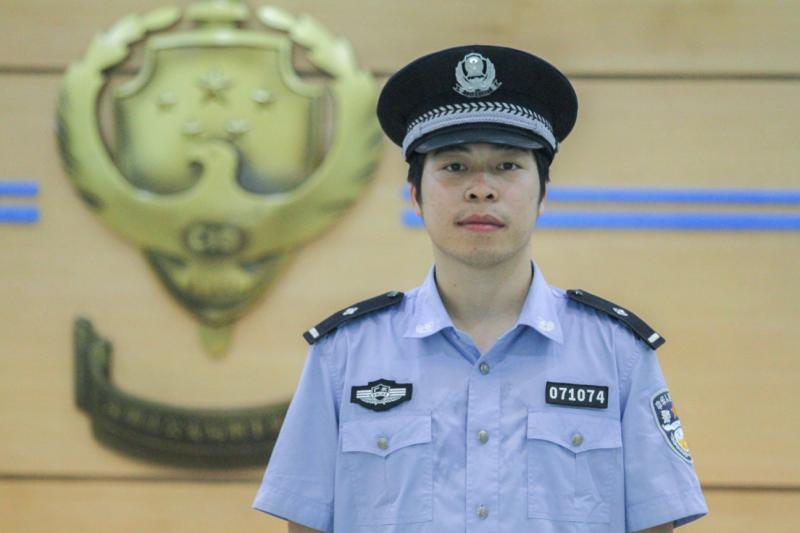 伍雄伟：和时间赛跑侦破电信诈骗案