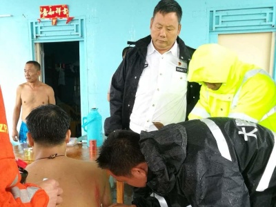 大鹏全力防御台风“洛克”，成功解救4名被困游客