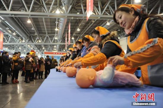 育婴员、养老护理员等职业将实行上岗前健康体检