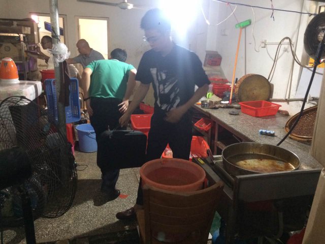 作呕！深圳市民吃的鸡爪可能从这黑作坊来