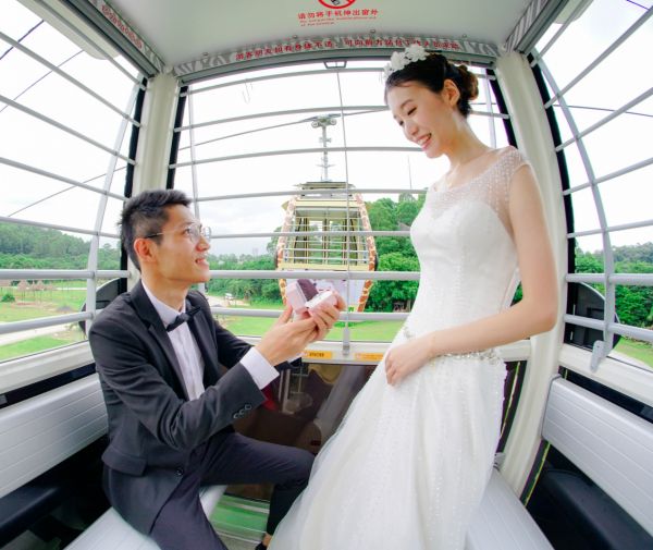 这场空中集体婚礼创下浪漫新纪录