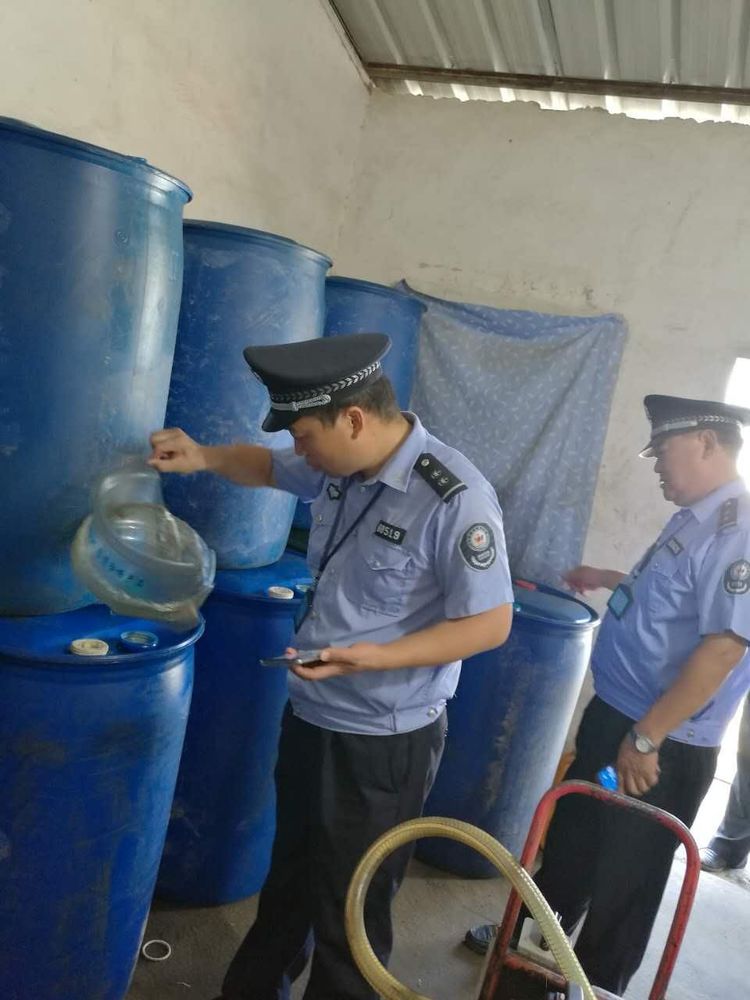 废品站内暗藏小油库 松岗网格员当场查封 