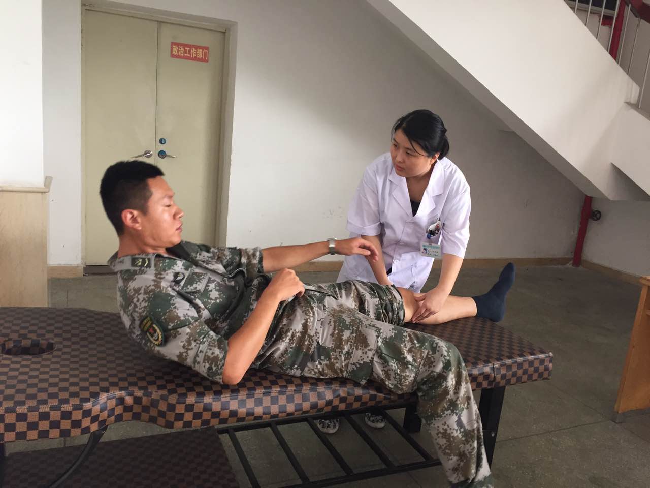 助力“创文”军民共建 平乐骨伤科医院到部队义诊
