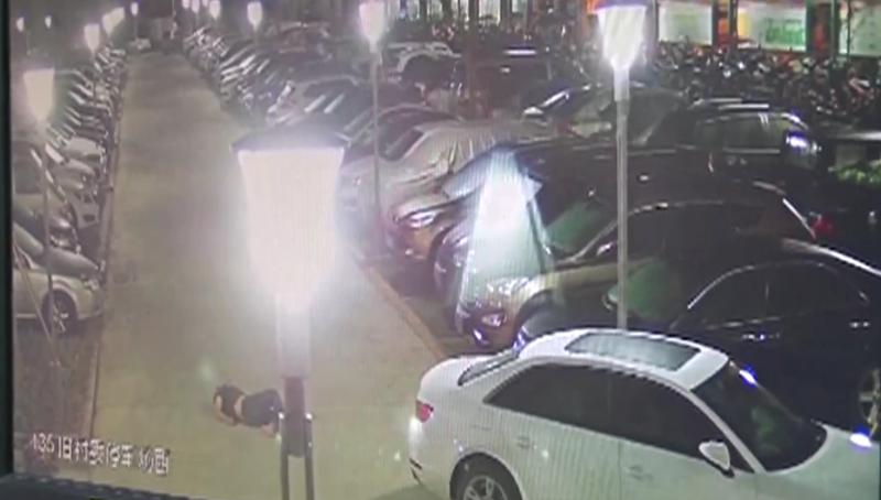 吓人！女子酒后醉躺停车场遭小车碾压当场死亡