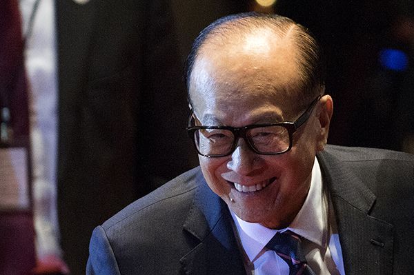 李嘉诚144亿港元出售香港固网业务，三天前加仓欧洲