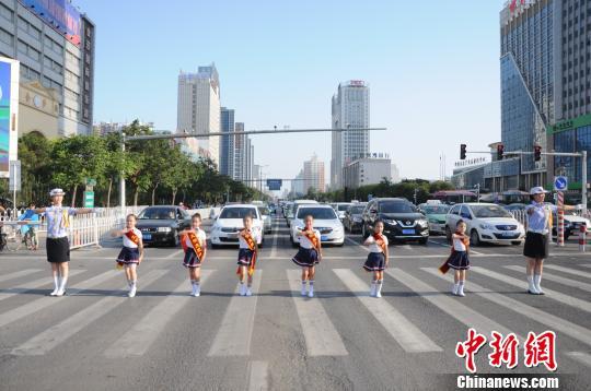河北邯郸交警回应“等灯舞”：让孩子体验一次交警工作