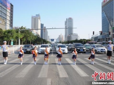 河北邯郸交警回应“等灯舞”：让孩子体验一次交警工作