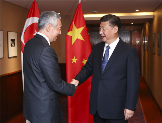 习近平会见新加坡总理李显龙