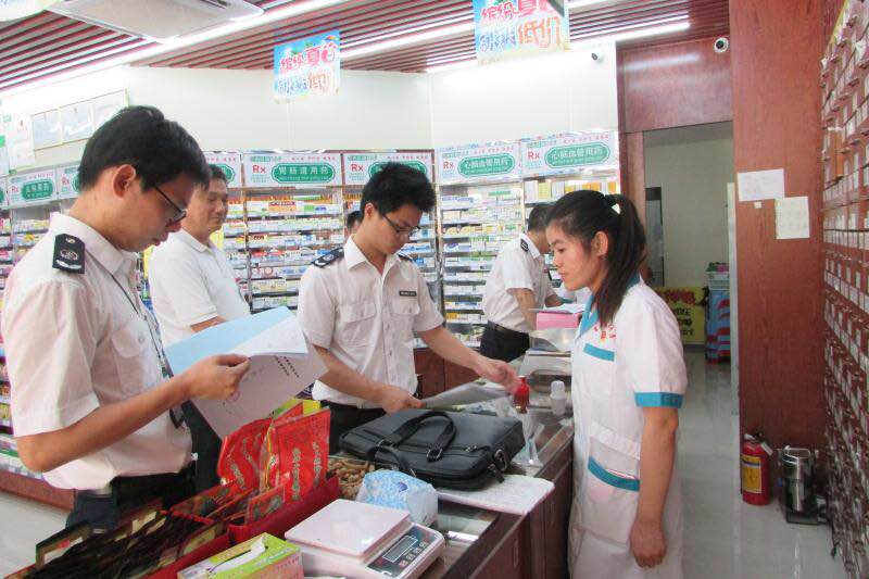 用药安全如何保障？坪山区突击检查学校周边药店