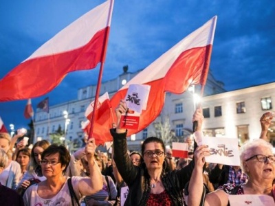 经数日抗议，波兰总统安杰伊·杜达否决司法改革