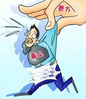 男子带箱龙眼走进客运站，警察一眼看出里面有猫腻......
