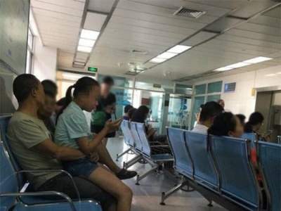 重庆警方：医院大厅猥亵女童男子系女童姑父，已被刑拘