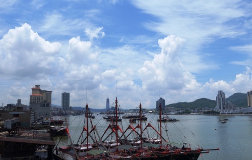 南海伏季休渔结束 澳门百多艘渔船扬帆出海