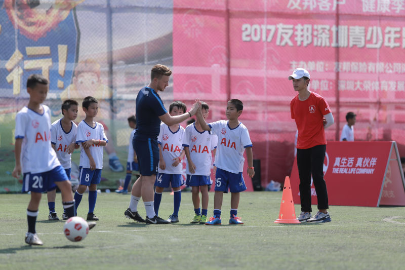 英超教练来指导 友邦深圳青少年足球训练营开课