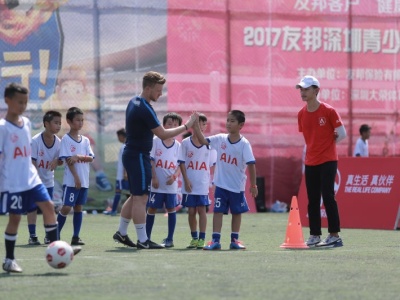 英超教练来指导 友邦深圳青少年足球训练营开课