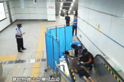 年轻小伙在地铁站扶梯上晕倒摔落 满脸是血