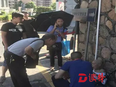 老人瘫坐围墙下 清水河社区网格员及时伸援手 