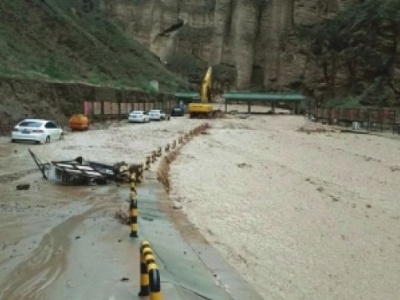 甘肃黄河石林景区突发暴洪 296名游客被困