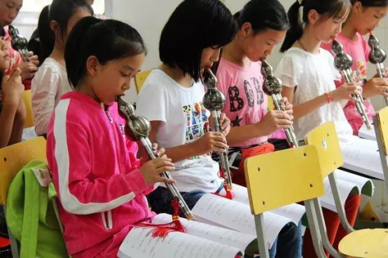 深圳爱心人士捐给湖南山区留守孩子一个音乐梦