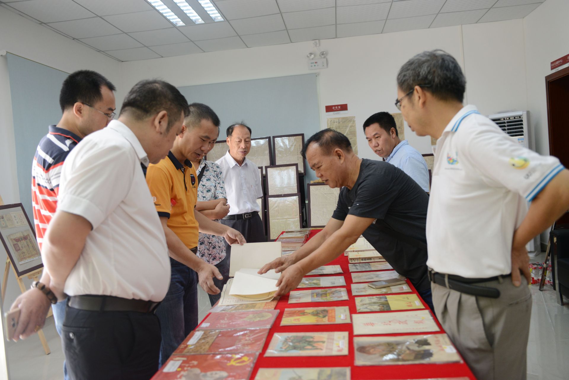 宝安社区内办展览 展出一批珍贵原版报纸报刊