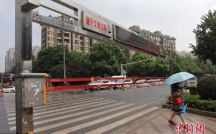 “刷脸”执法引发隐私保护担忧 能否整治闯红灯？