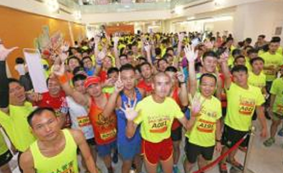500人挑战220米高楼垂直跑 征服1261级阶梯！