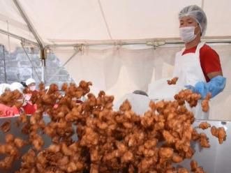 日本鸟取制1.5吨炸鸡块 破世界纪录